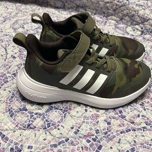 Boys Adidas gym shoes